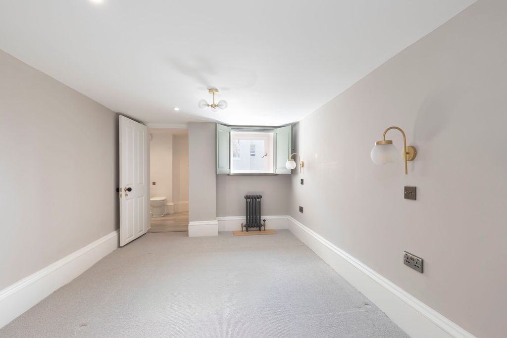 Property photo 3 of 8 Pittiville Circus-05