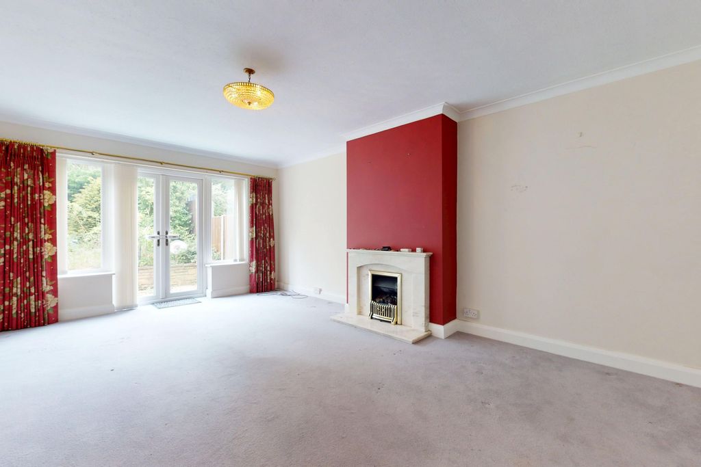 Property photo 2 of 11 5 Wanstead Close, Bromley, Br1 3Bn