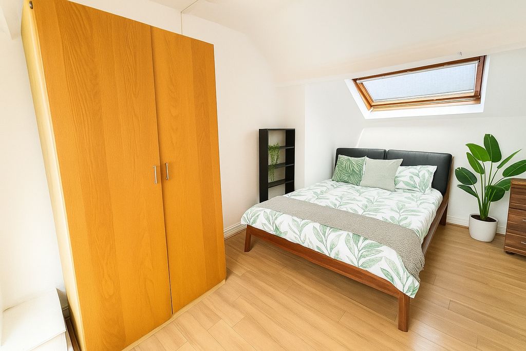 Property photo 3 of 6 Bright And Cozy Double Bedroom Featuring A Comfort...