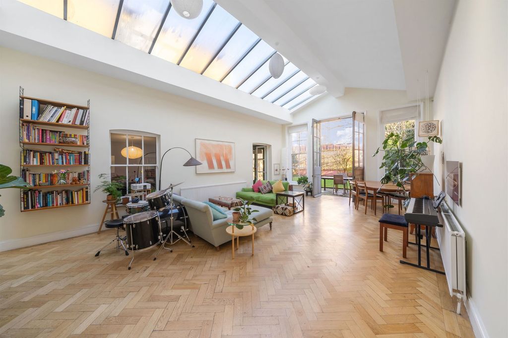 Property photo 2 of 62