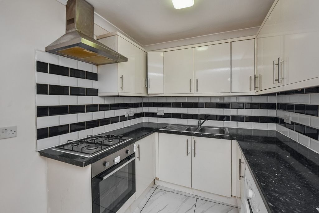 Property photo 3 of 10 2 Meadow Close, Enfield, En3 5Pe
