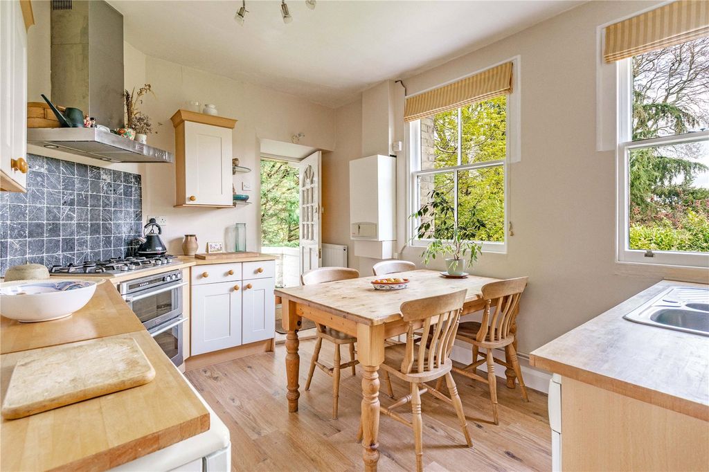 Property photo 3 of 18 Kitchen/Breakfast