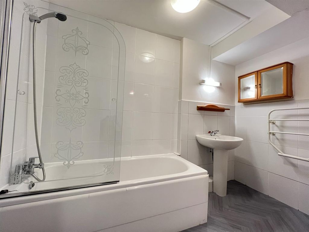 Property photo 1 of 11 Bathroom