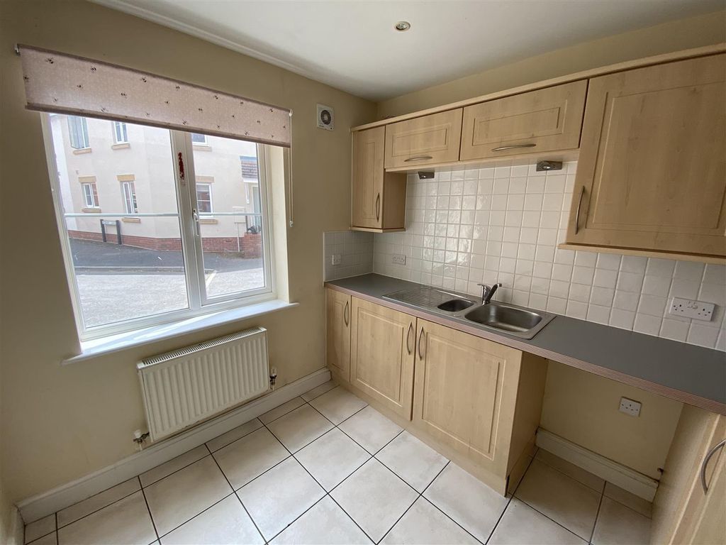 Property photo 3 of 16 Kitchen