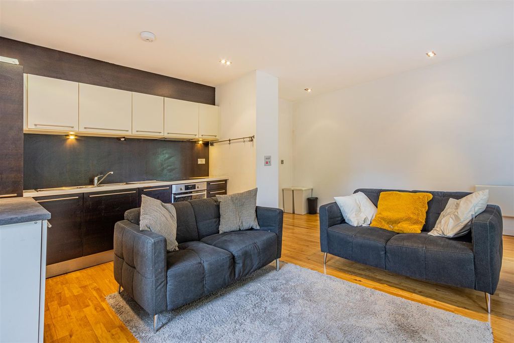 Property photo 3 of 15 Gwynt Mansions 6-8.Jpg