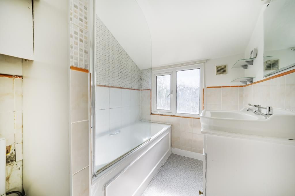 Property photo 3 of 21 Bathroom