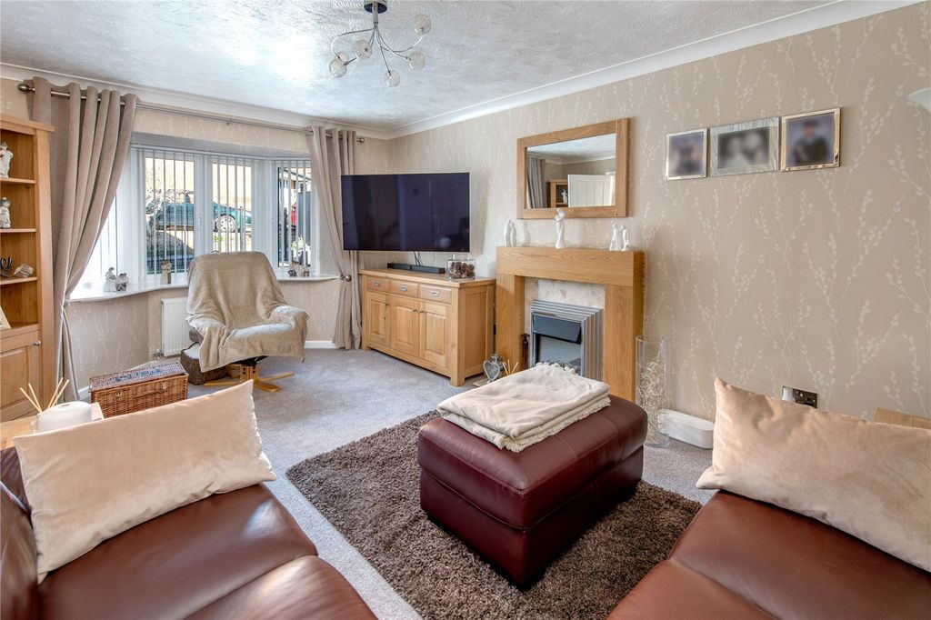 Property photo 2 of 21 Lounge