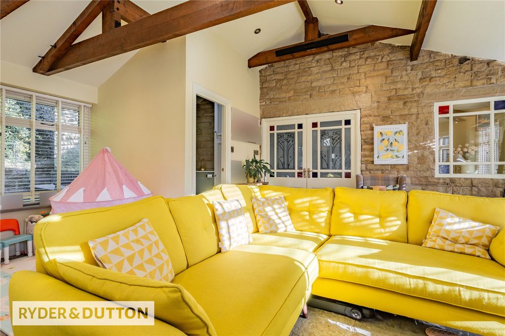 Property photo 3 of 33 Lounge