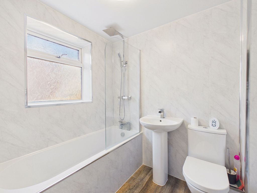 Property photo 3 of 9 Bathroom