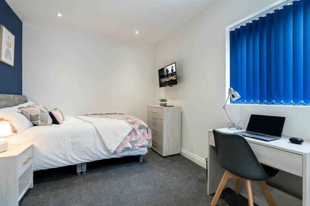 Property photo 3 of 10 Bright, Tidy Single Bedroom With A Comfortable Bed...