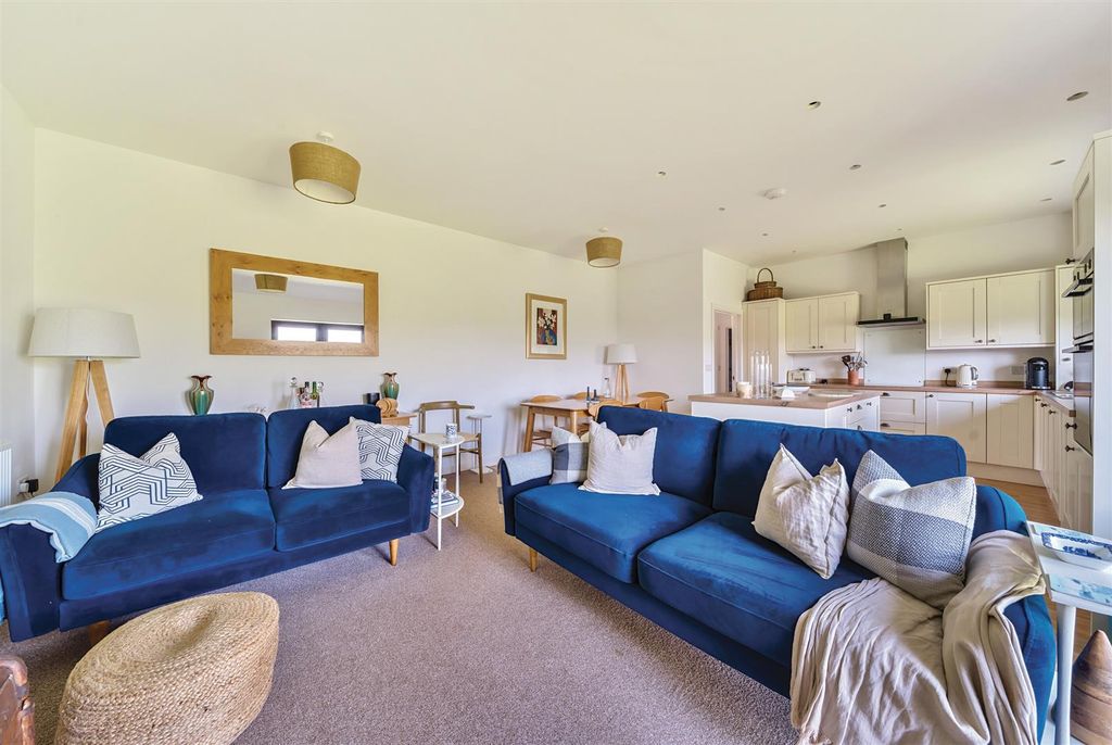 Property photo 3 of 24 21-681B6d4Dae764-1282906-Arw-21-1.Jpg