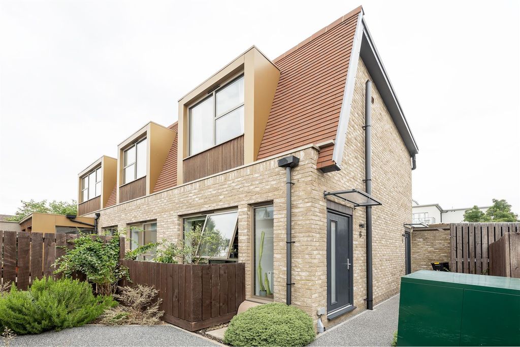 Property photo 1 of 35 Croft Mews, E10
