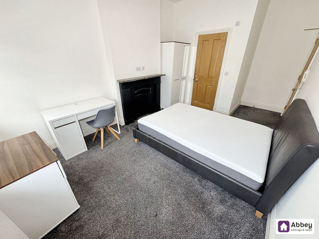 Property photo 3 of 11 Room 3