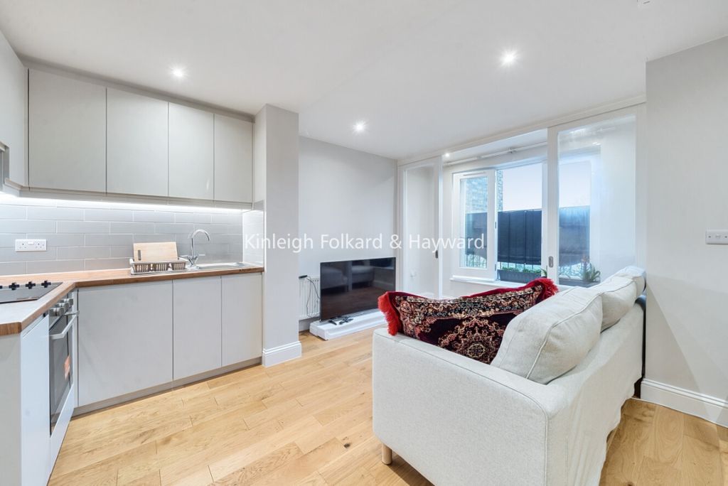 Property photo 2 of 10 87728245-7F0B-41Fa-A