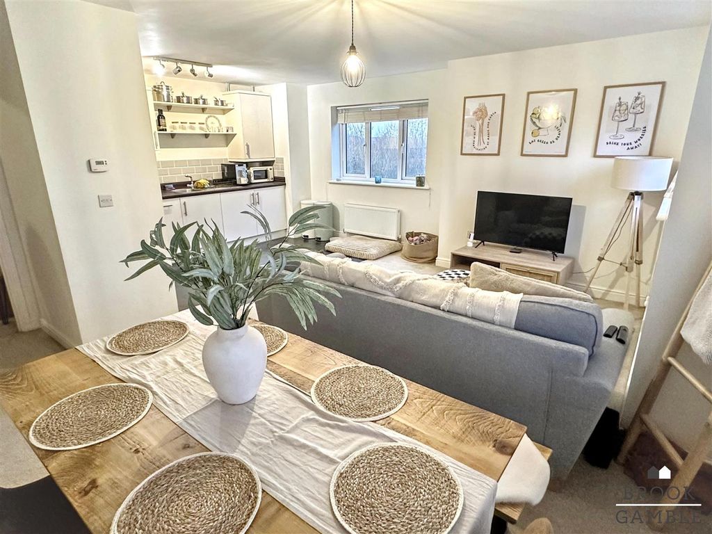 Property photo 2 of 12 01323 438506