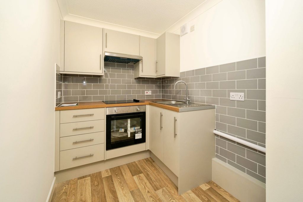 Property photo 3 of 12 Kitchen