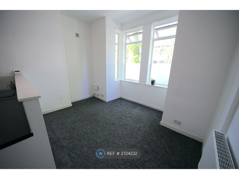 Property photo 1 of 7 Living Room