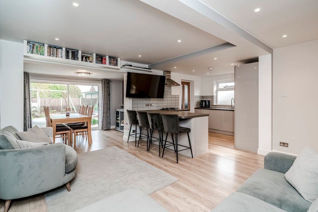 Property photo 2 of 25