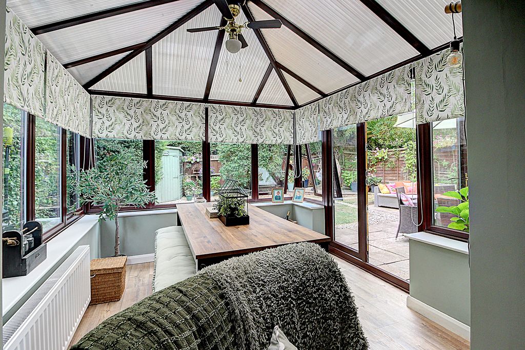 Property photo 3 of 22 Conservatory Or Dining Room