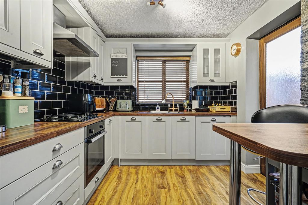 Property photo 3 of 18 Breakfast Kitchen