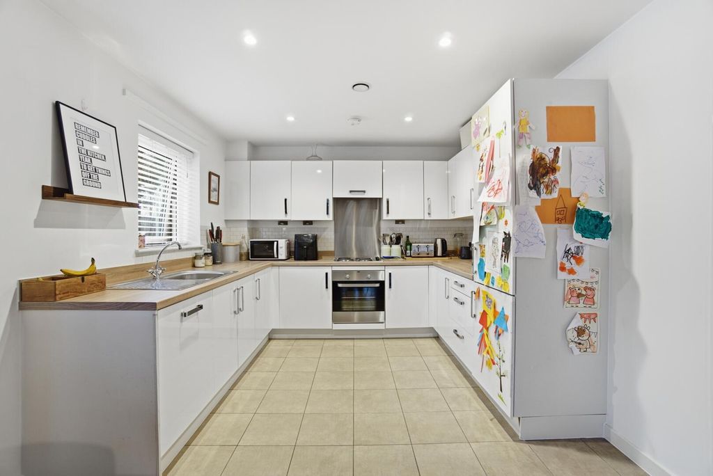 Property photo 2 of 10 Kitchen