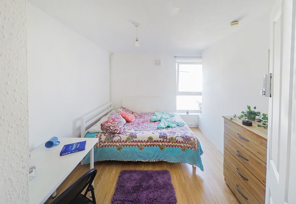 Property photo 1 of 8 Room 1- £910 Available Now