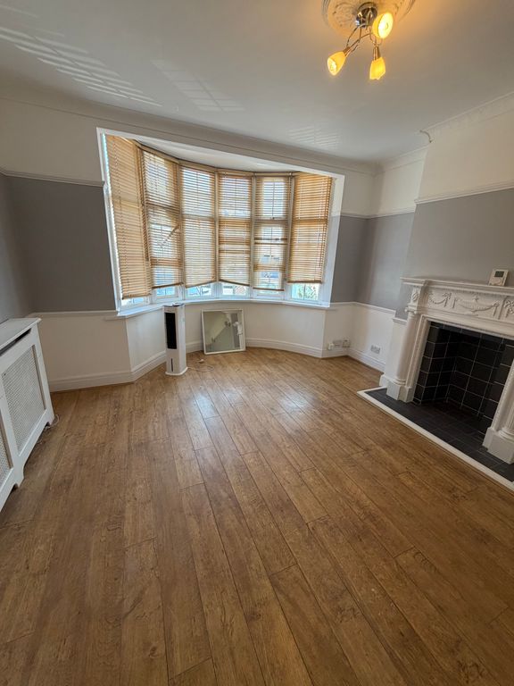 Property photo 3 of 11 Thorough Lounge 2