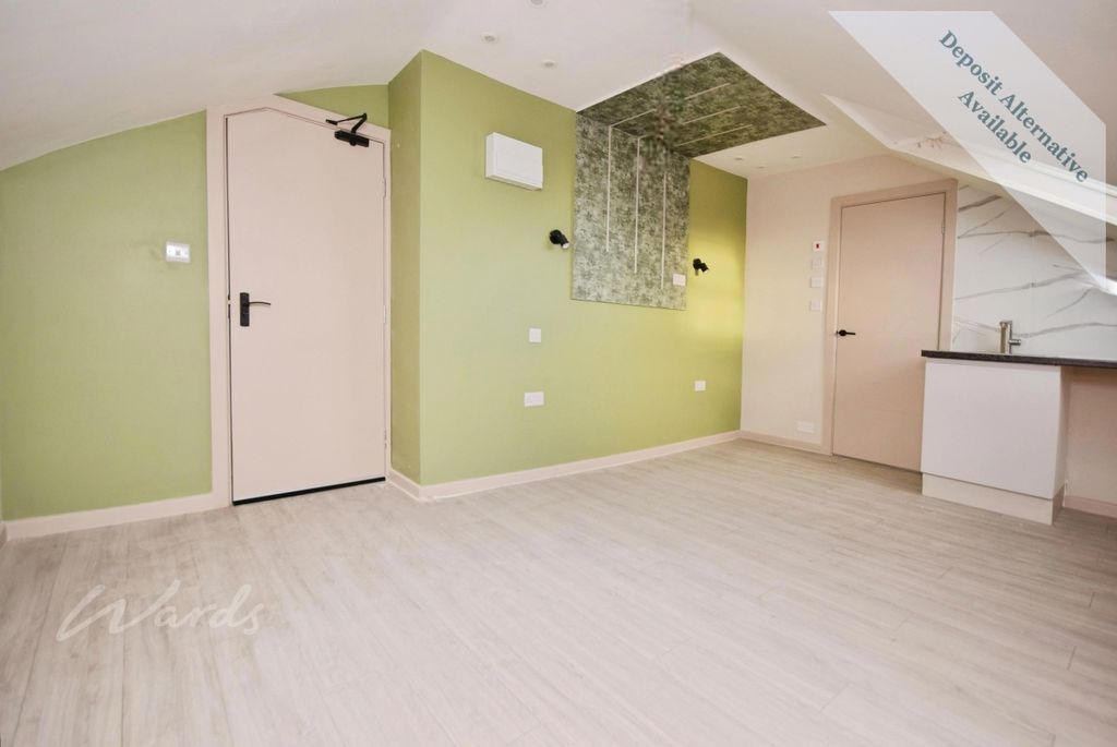 Property photo 3 of 9 Room