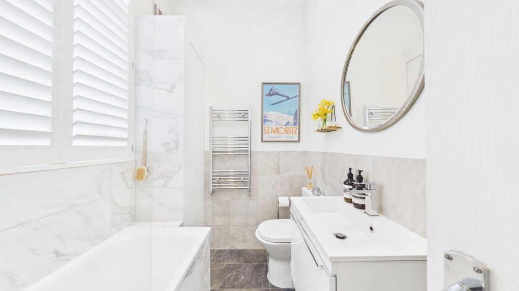 Property photo 2 of 10 Bathroom