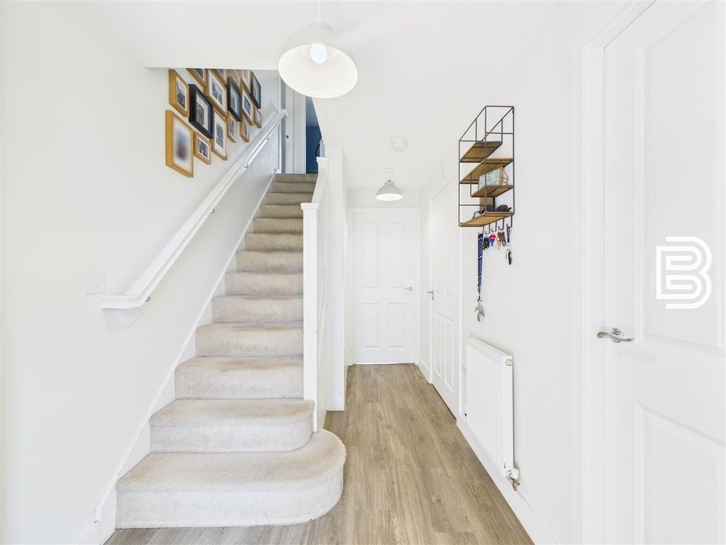 Property photo 3 of 21 Entrance Hall.Jpg