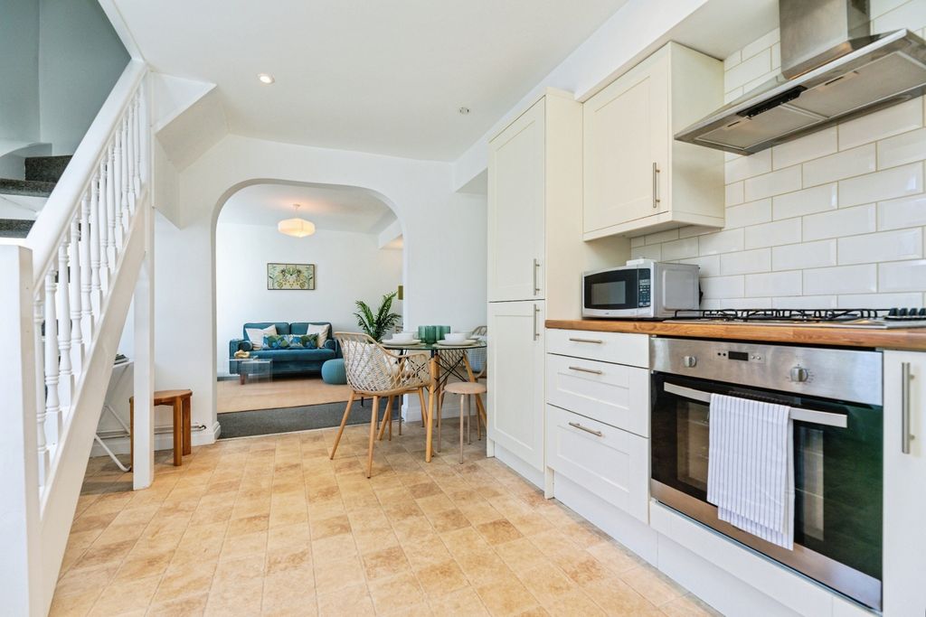 Property photo 2 of 18 Pbox-Kitchen-334144.Jpg