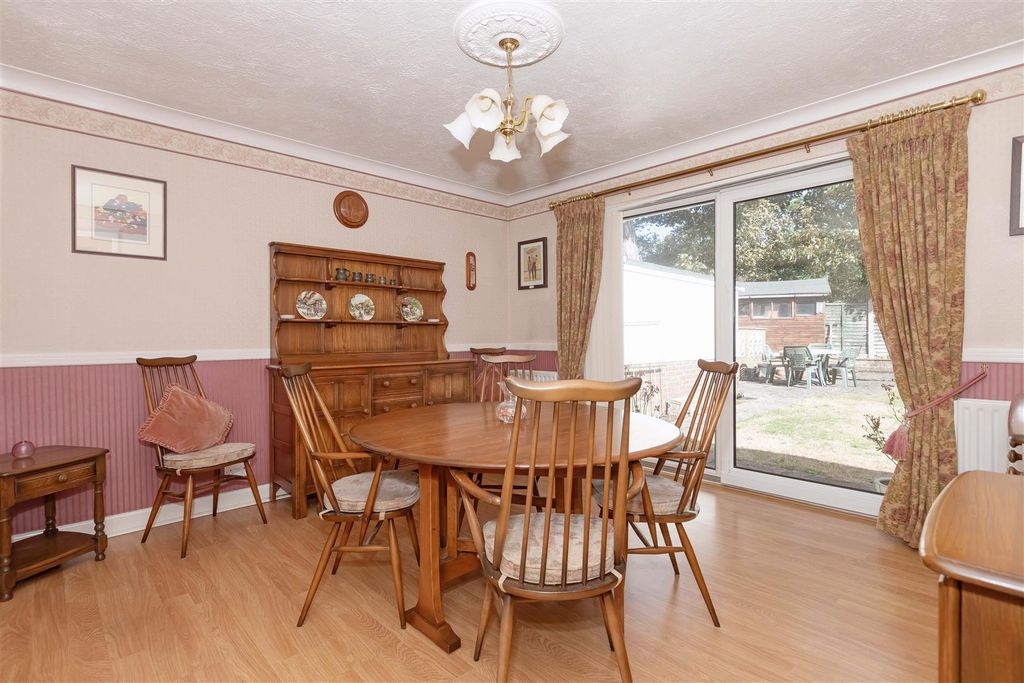 Property photo 3 of 12 Cleveland Close_6.Jpg