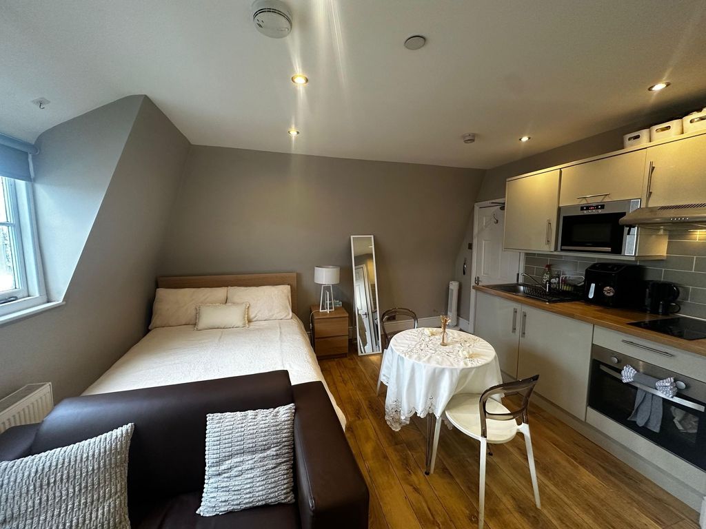 Property photo 1 of 5 Bright, Modern Studio With A Comfortable Double Be...