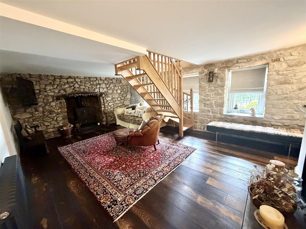 Property photo 2 of 36 Lounge