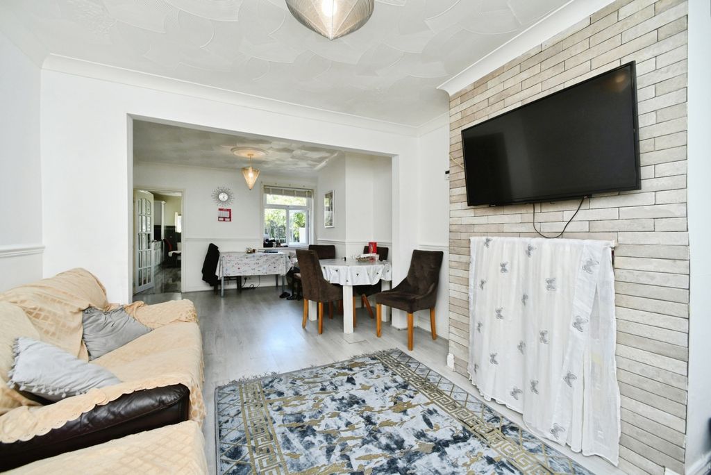 Property photo 3 of 17 Living Room