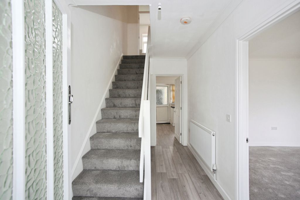 Property photo 3 of 17 Entrance Hall