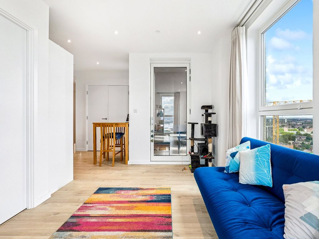 Property photo 3 of 13 Falconbrook Gardens