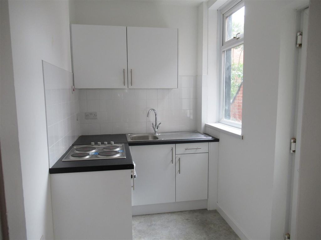 Property photo 3 of 6 Kitchen Ediyt.Jpg