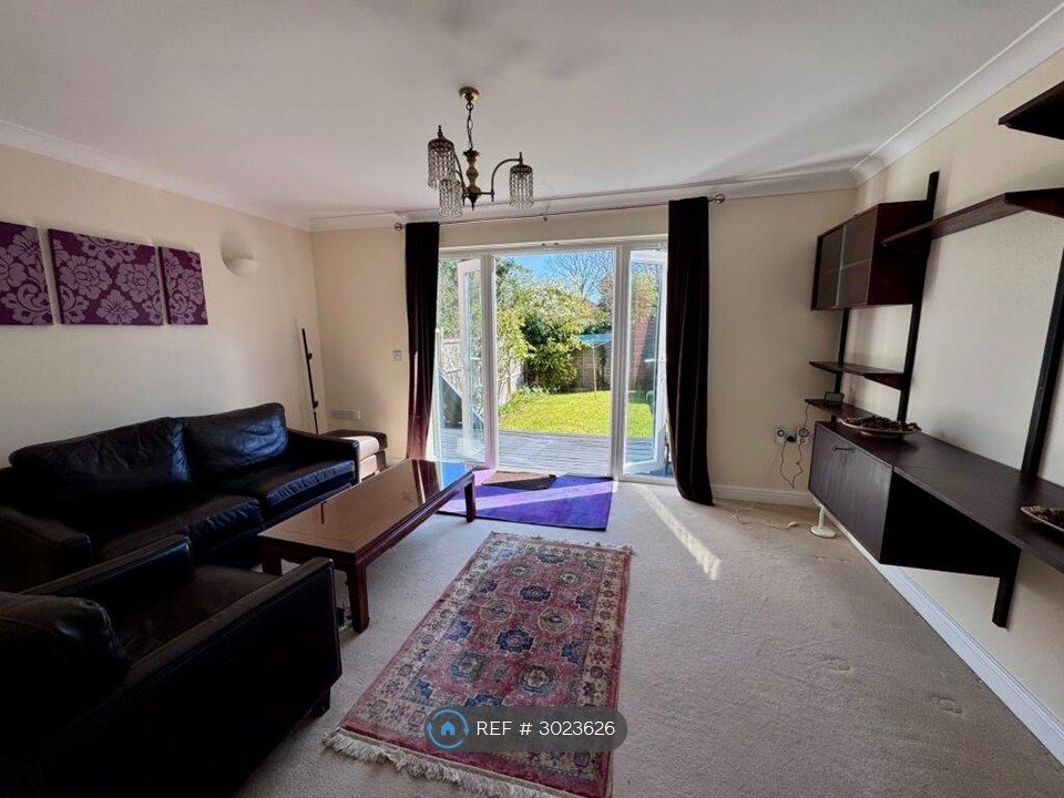 Property photo 3 of 11 Lounge And Garden