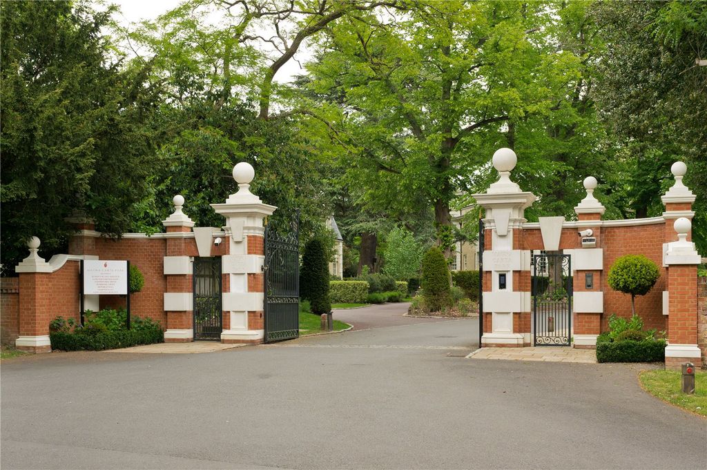 Property photo 2 of 17 Entrance