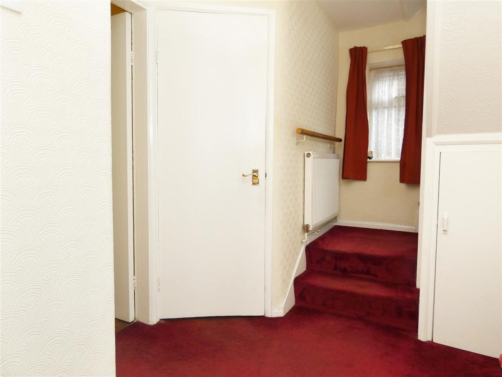 Property photo 2 of 16 Entrance Hall
