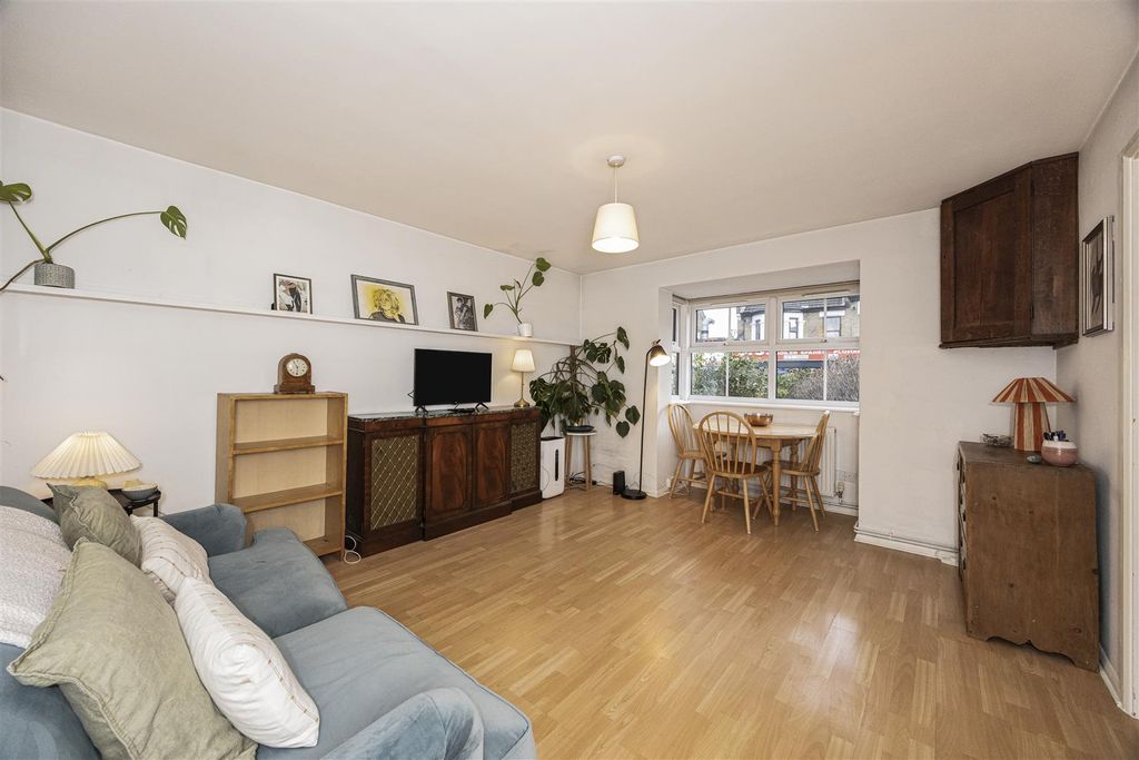 Property photo 2 of 11 8