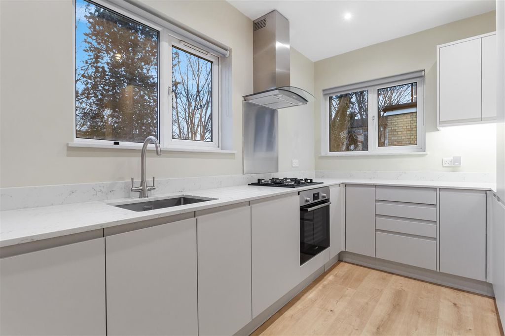 Property photo 3 of 10 Kitchen (2)