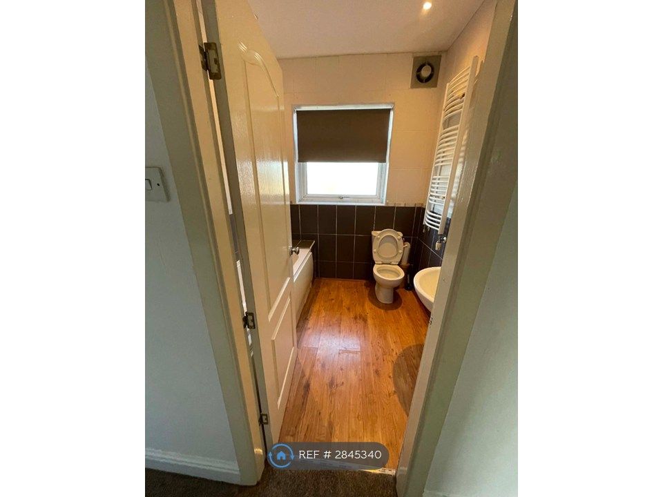 Property photo 1 of 11 Bathtoom