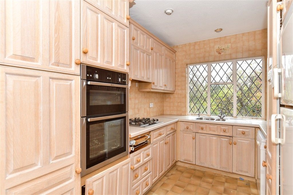 Property photo 3 of 11 Kitchen