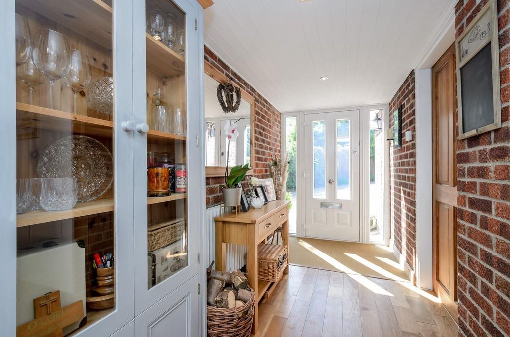 Property photo 3 of 31 Entrance Hall