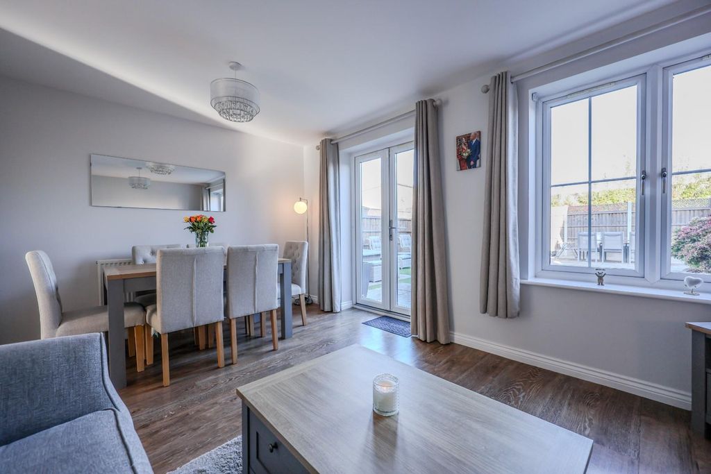 Property photo 2 of 27