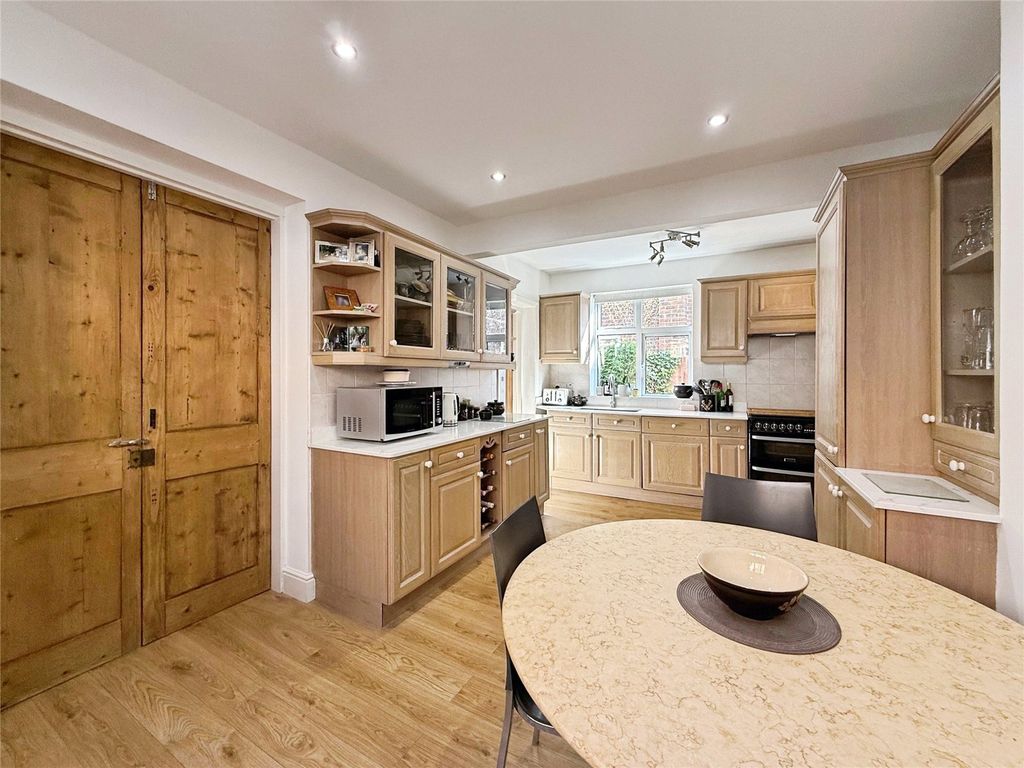 Property photo 2 of 16 Picture No. 11