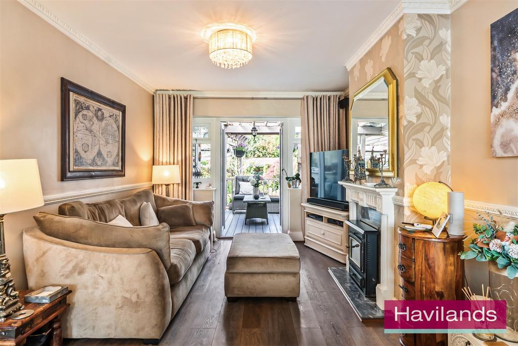 Property photo 3 of 22 Burnham Close-14.Jpg
