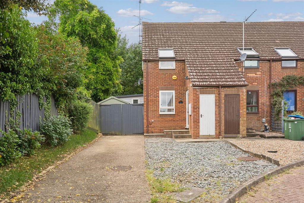 Property photo 1 of 19 Gadsden Court, Stoke Hammond